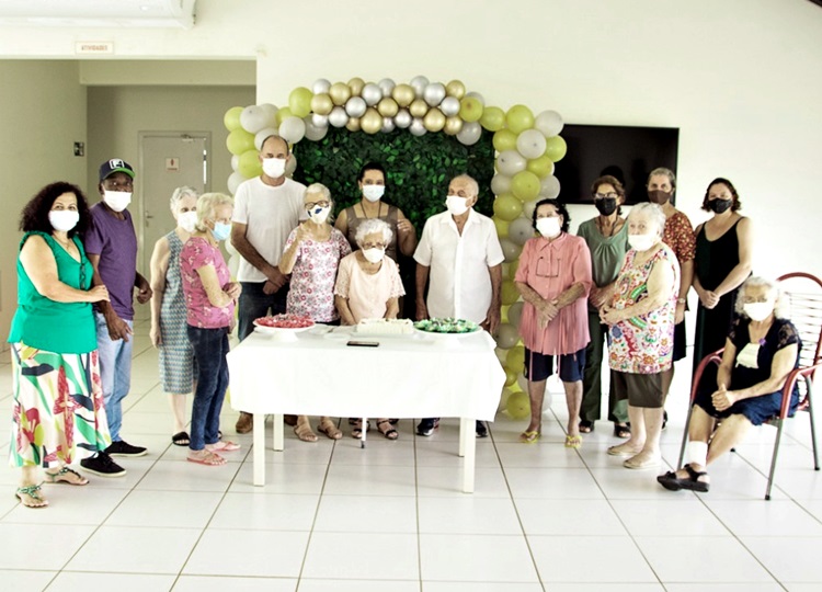 ASSISTÊNCIA SOCIAL EM MOVIMENTO: Idosos comemoram aniversário centenário no CDI- Centro Dia do Idoso