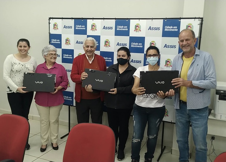 EDUCAÇÃO EM MOVIMENTO: Prefeitura entrega 740 notebooks aos professores da Rede Municipal de Ensino