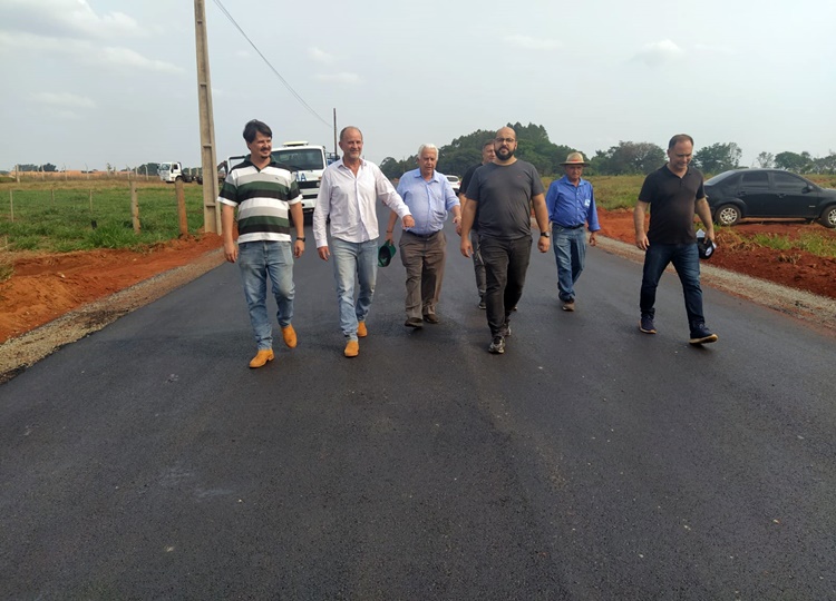 Prefeitura entrega mais 740 metros de asfalto na estrada do Cervinho
