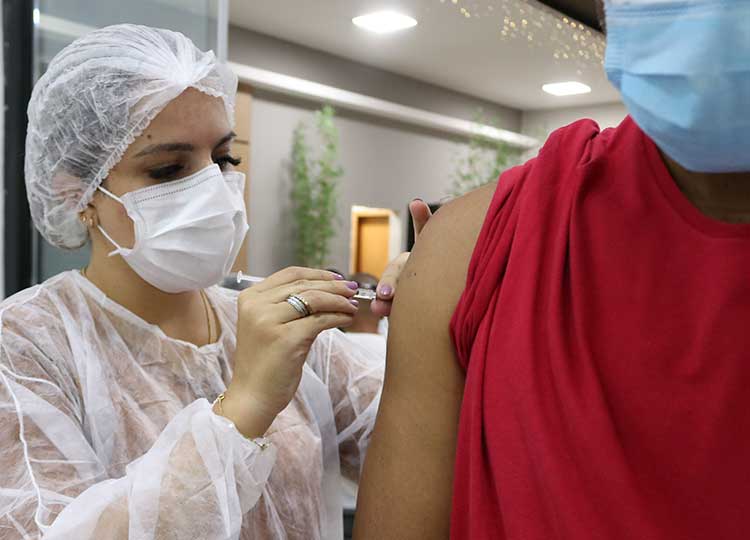 Secretaria da Saúde começa a liberar 5ª dose contra COVID-19 para pessoas de 60 anos ou mais de forma limitada