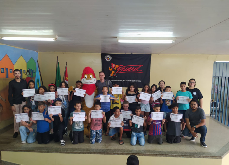 Alunos da Escola Nísia Mercadante recebem diploma do Proerd