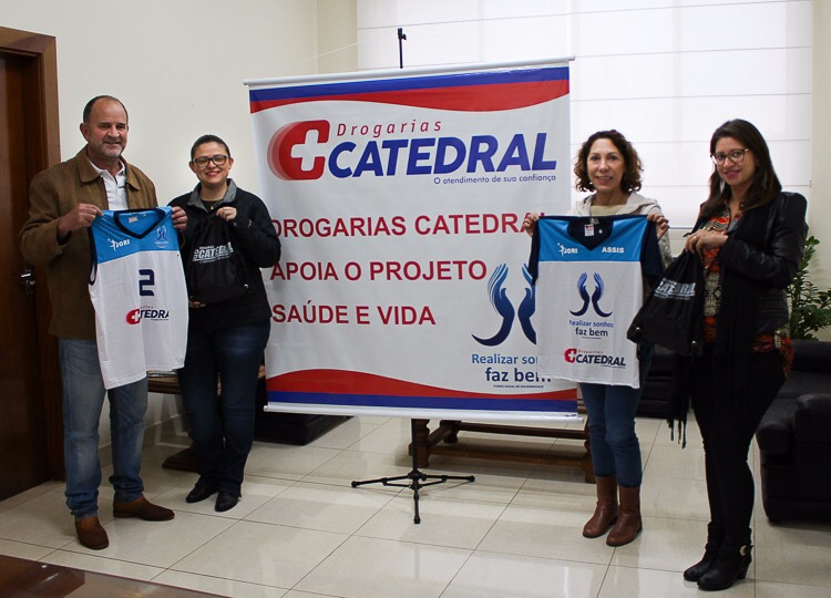 Fundo Social recebe uniformes do JORI patrocinados pela Rede de Drogarias Catedral