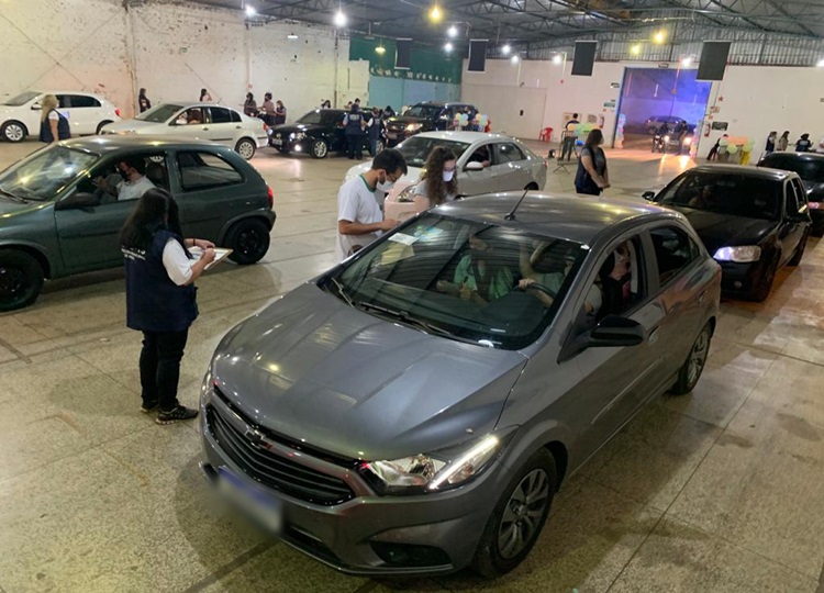 Hoje tem Drive Thru da vacina contra COVID até às 19h, na FICAR, aos adolescentes com 15, 16 e 17 anos de idade, sem comorbidades 