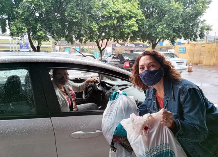 Drive Thru da Unimed Assis arrecada 284 peças de roupas para Campanha do Agasalho 2021