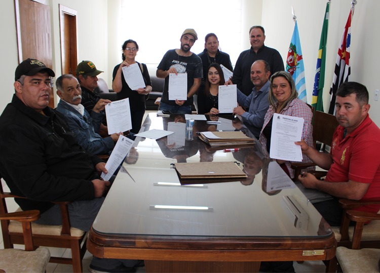 Prefeito entrega alvarás a ambulantes móveis