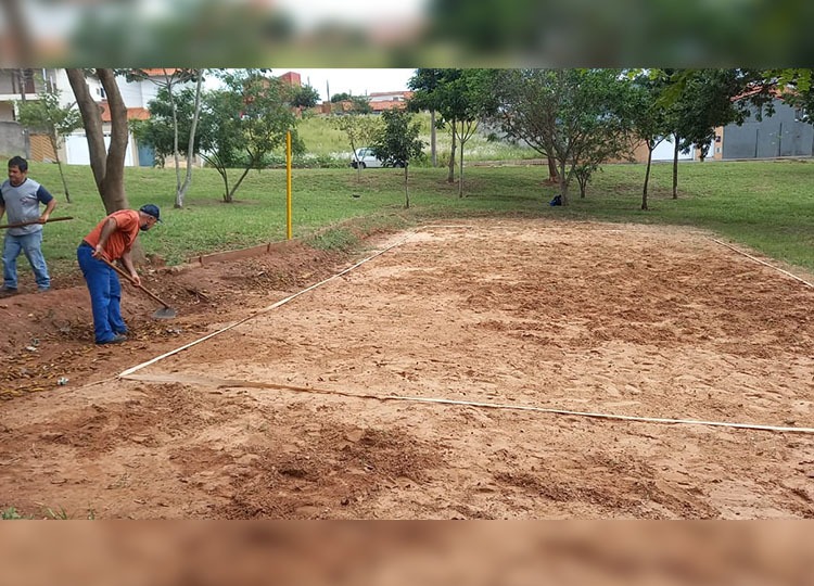 Prefeitura mantém trabalhos de manutenção em praças esportivas