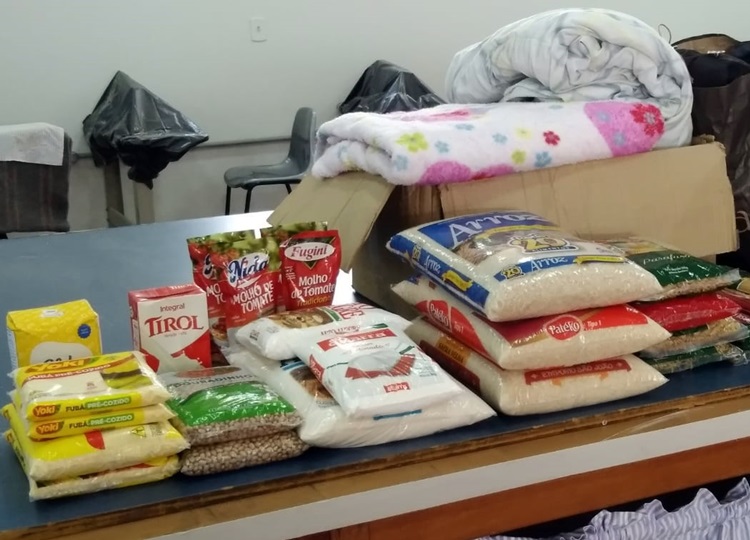 Clínica OligoFlora repassa alimentos, roupas e cobertores ao Fundo Social 