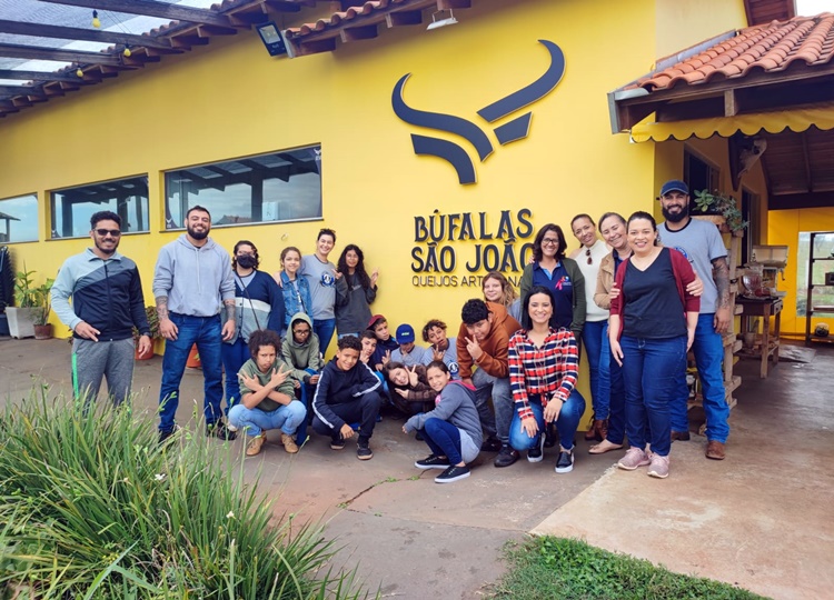 PROJETO FUTURO: crianças e adolescentes do CRAS 1 visitam a fazenda ‘Búfalas São João’ em Paraguaçu Paulista