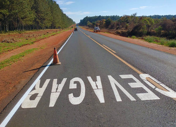 Executivo segue com a sinalização viária dos mais de 14 mil metros de extensão da Rodovia Manoel Fernandes, de Assis até Lutécia 