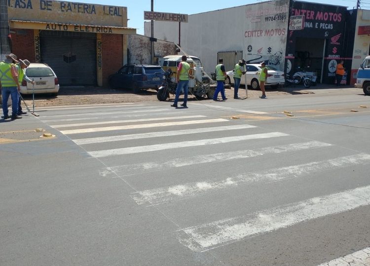 CIDADE EM MOVIMENTO: Equipes do Trânsito iniciam revitalização viária da Rua JV da Cunha e Silva