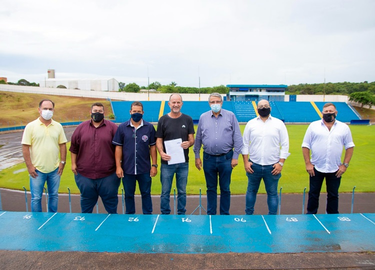 ESPORTE EM MOVIMENTO: Prefeito José Fernandes anuncia Iluminação para o Estádio Tonicão