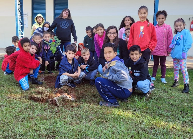 SEMANA DO MEIO AMBIENTE: Alunos participam de plantio de árvores na EMEIF Prof.ª Maria Amélia Castro Burali