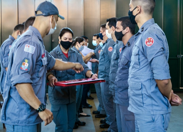 CIDADE EM MOVIMENTO - Corpo de Bombeiros homenageia os militares que se destacaram, com entregas das Láureas de Mérito Pessoal