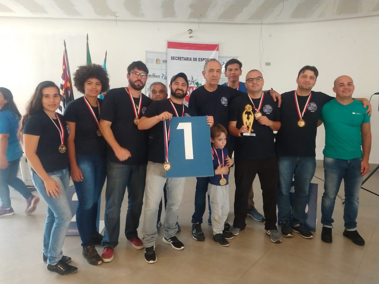 Assis conquista 1º lugar na categoria misto livre de Damas