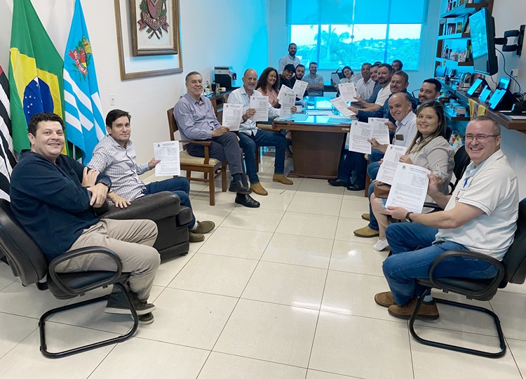 Prefeito e empresários assinam contrato para a instalação de empresas em Assis