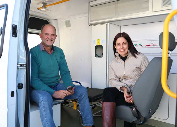 SAÚDE EM MOVIMENTO: Prefeitura recebe mais uma ambulância para transporte de pacientes