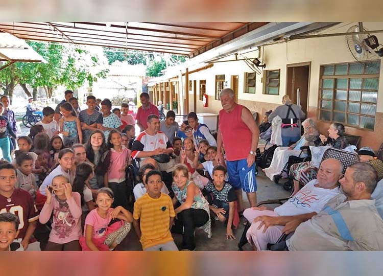 Alunos da Nísia Mercadante doam alimentos ao Abrigo a Idosos