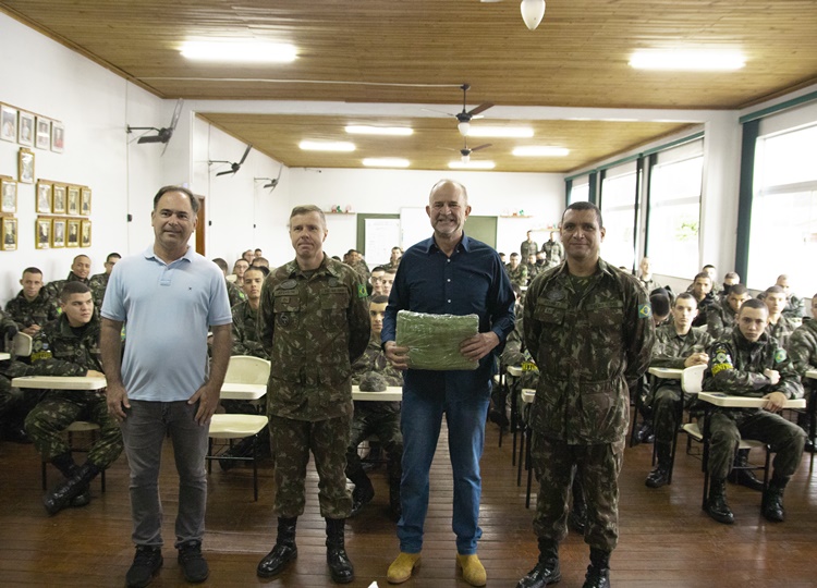 Prefeito José Fernandes ministra palestra no Tiro de Guerra de Assis