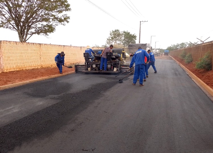 PROGRAMA NOSSA RUA: Trecho da Estrada da Pinga recebe malha asfáltica