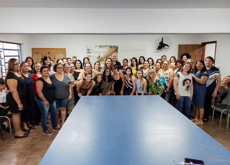 Fundo Social entrega certificados para turmas da Escola de Moda e Malharia