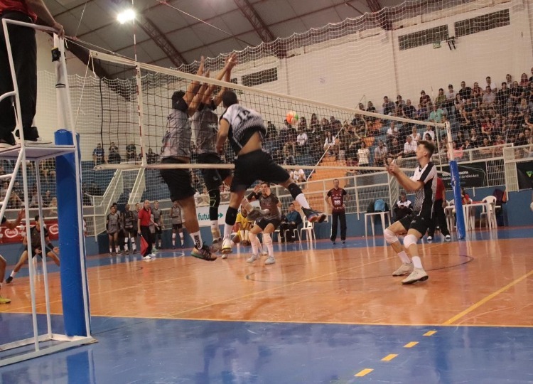 Vôlei masculino de Assis vence Tupã por 3 a 1 e disputa final hoje contra Taquartituba