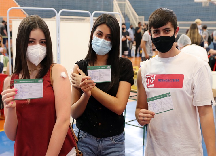 Adolescentes de 17 anos começam a ser vacinados em Assis