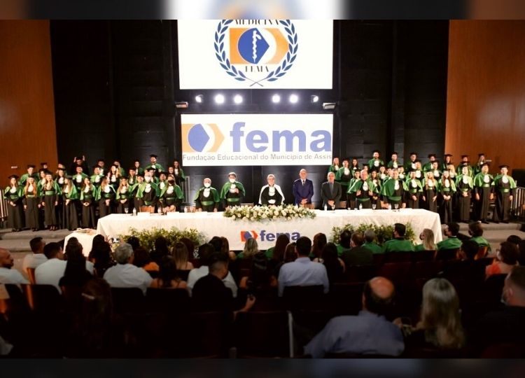 CIDADE EM MOVIMENTO: Prefeito José Fernandes prestigia primeira colação de grau de Medicina da FEMA