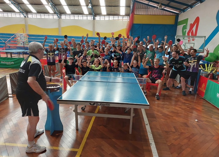 Mesa-tenistas de Assis participam de clínica internacional de Tênis de Mesa em Marília