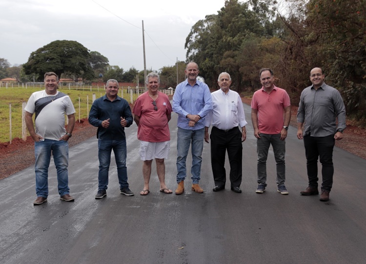 Prefeito José Fernandes cumpre promessa e conclui asfaltamento de 1 km na Estrada do Cervinho