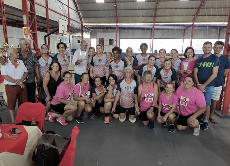 Prefeito prestigia reinauguração da quadra poliesportiva do Clube da 3ª Idade de Assis