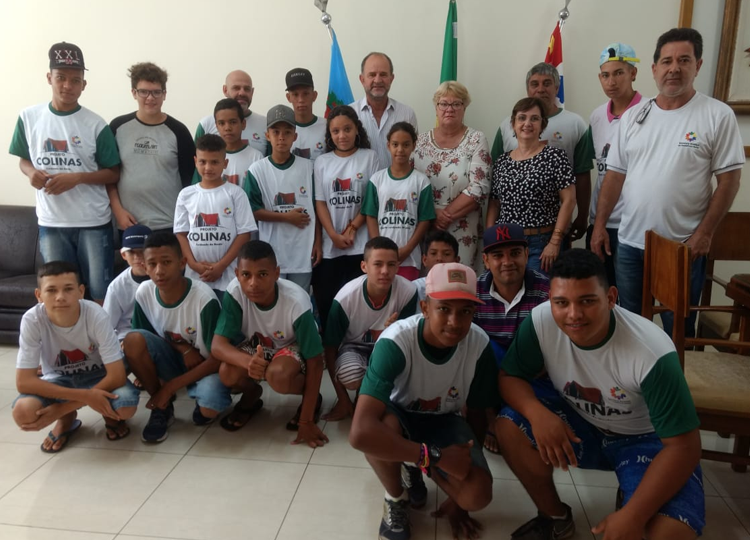 Prefeito recebe jovens do Projeto Colinas