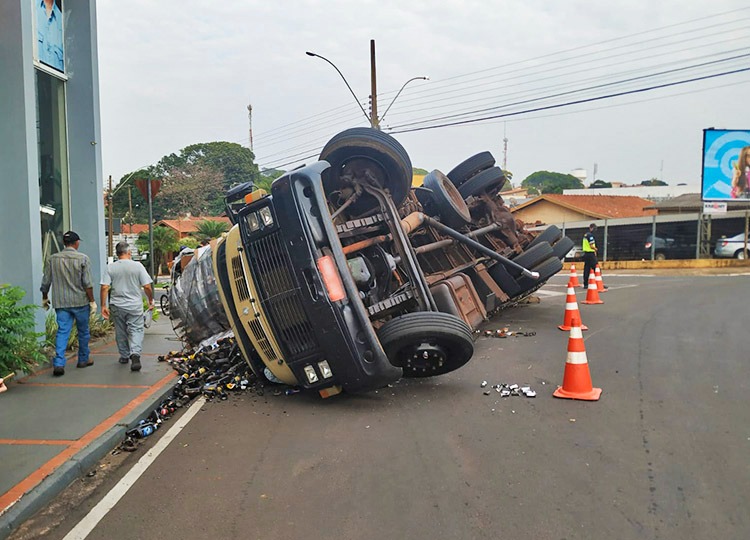 Equipes do Trânsito atendem ocorrência com caminhão que tomba em rotatória da Rua J.V da Cunha e Silva