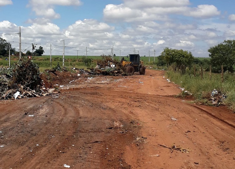Prefeitura retira mais de 40 toneladas de lixo e entulho na região do Colinas