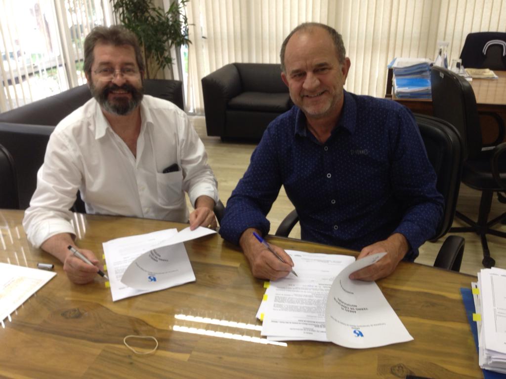 Prefeito de Assis assina contrato com SABESP