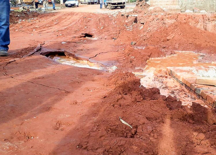 Adutora da ponte da Otto Ribeiro rompe e atrasa entrega da obra