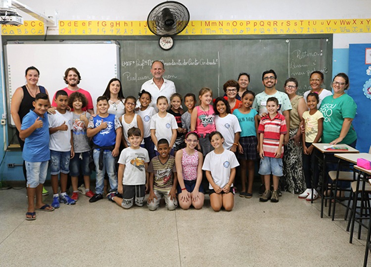 Prefeito e secretária Municipal da Educação visitam escolas no 1º dia de aula