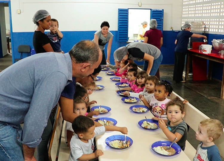 Prefeito José Fernandes visita unidades escolares municipais da Vila Ribeiro