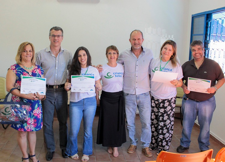Em Assis, Criança Feliz entrega certificados de capacitação aos visitadores do Programa