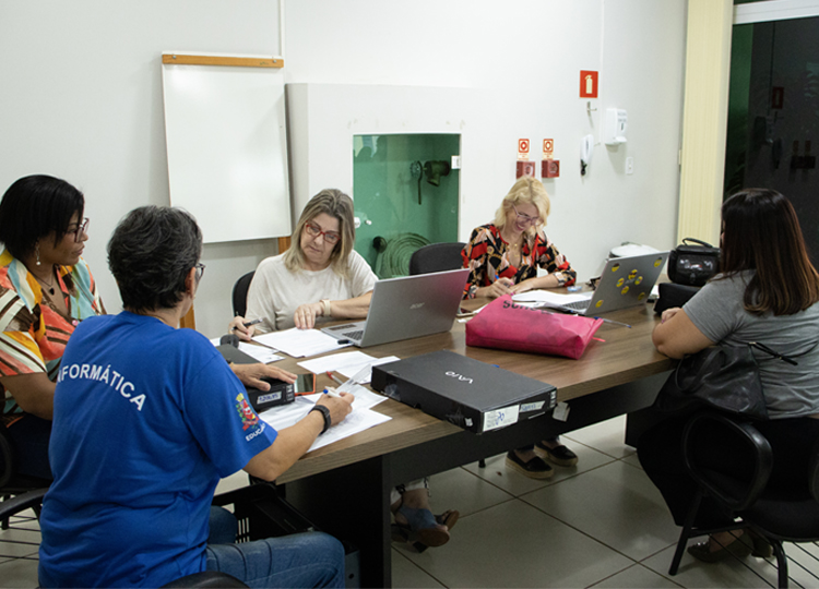 Prefeitura entrega 168 notebooks a professores temporários