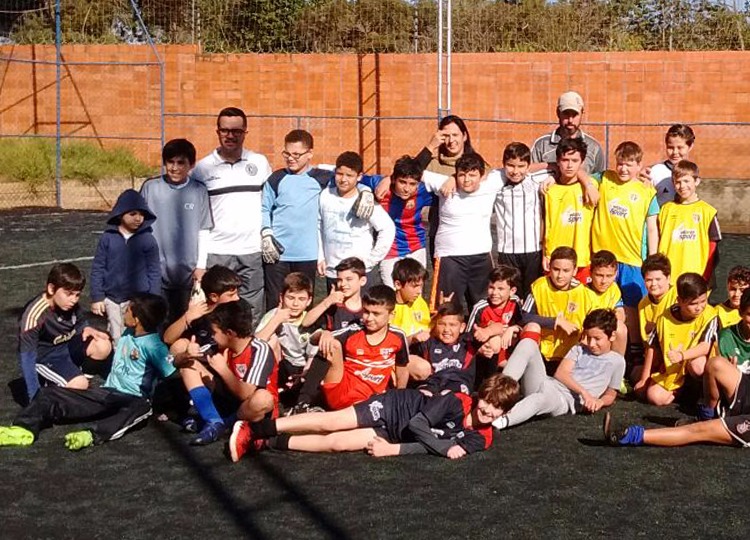 Projeto esportivo gratuito movimenta crianças e adolescentes de vários bairros de Assis