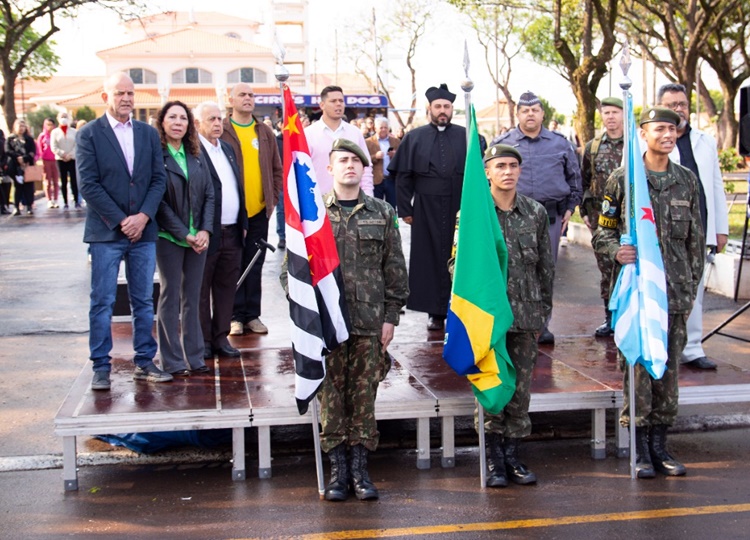Desfile Cívico em comemoração aos 200 anos da Independência do Brasil reúne numeroso público na Avenida Vereador David Passarinho