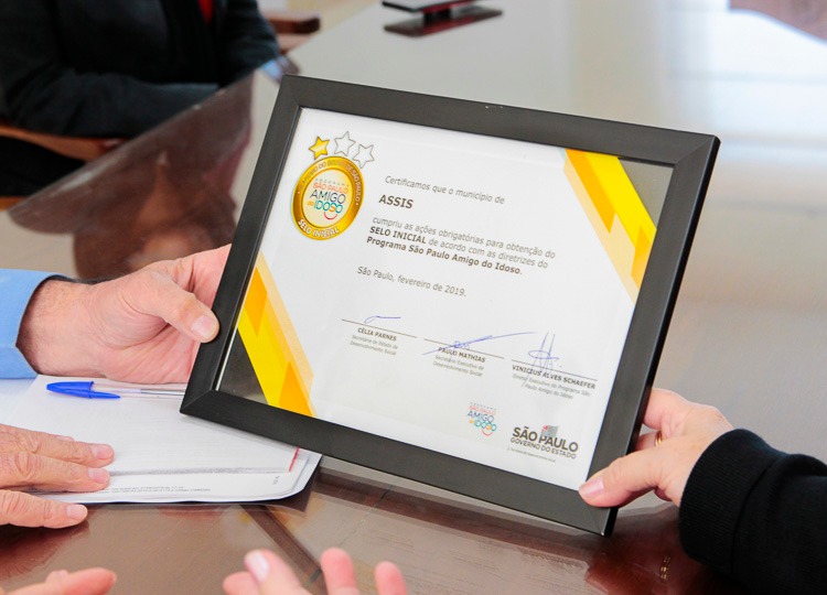 Prefeito José Fernandes recebe Selo Inicial Amigo do Idoso