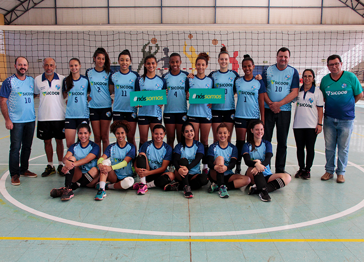 Vôlei feminino de Assis recebe uniformes da Sicoob Credimota para Jogos Regionais