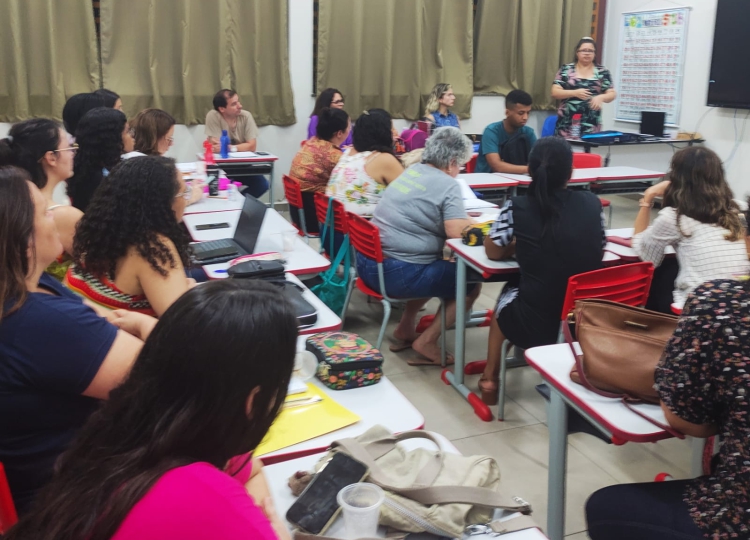 Professores de Inglês participam de horário de estudo na EMEF Lucas Thomas Menk