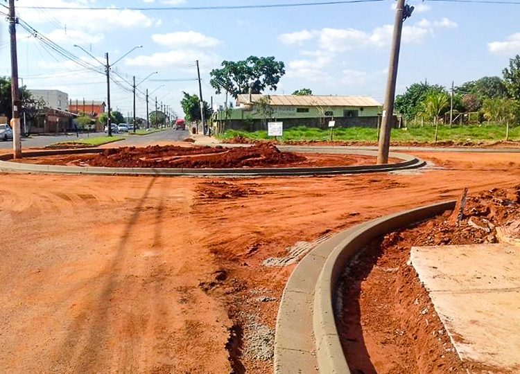 Rotatória em construção na Mário de Vitto e João Ramalho facilita o trânsito de veículos