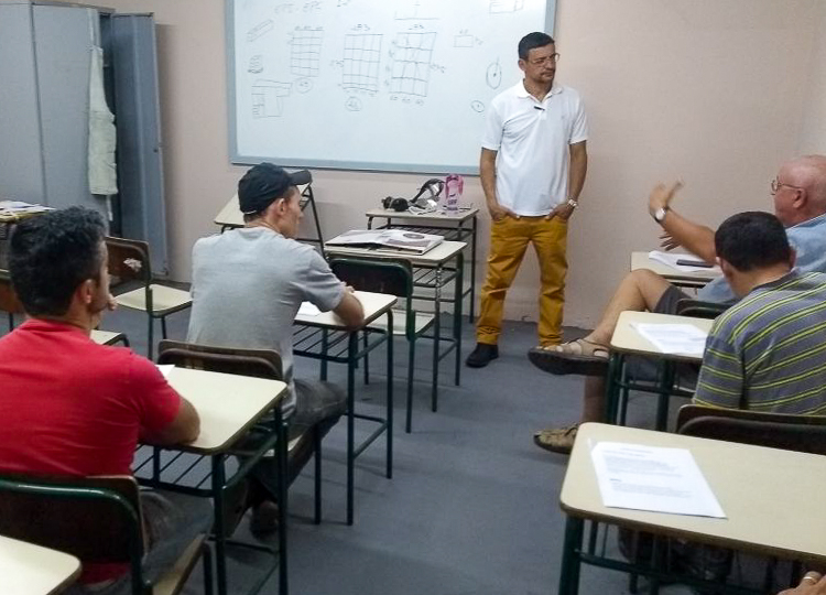 Alunos de marcenaria aprender a usar equipamentos de segurança no trabalho