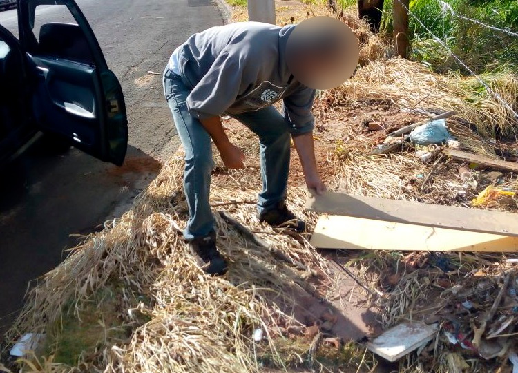 Prefeitura flagra cidadão despejando lixo em área irregular