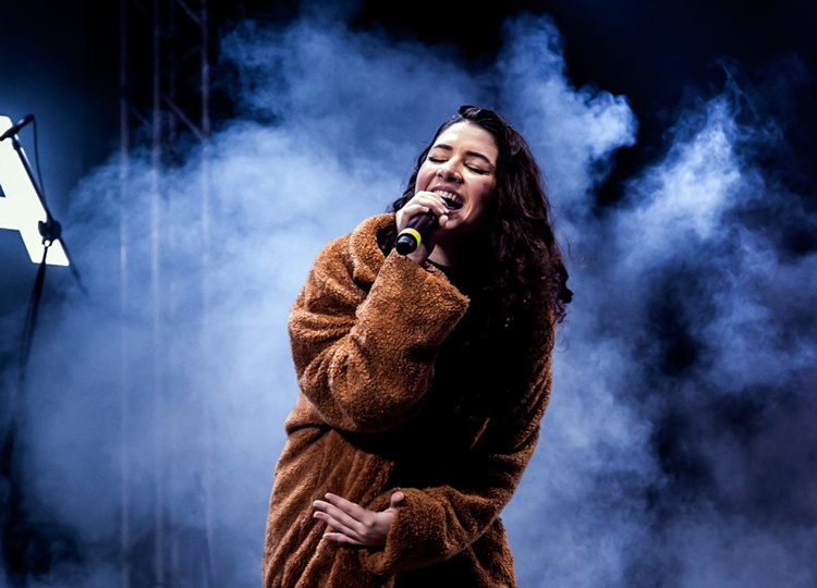 Feira da Noite traz apresentação especial de Giulia Sant’ana nesta terça, dia 15