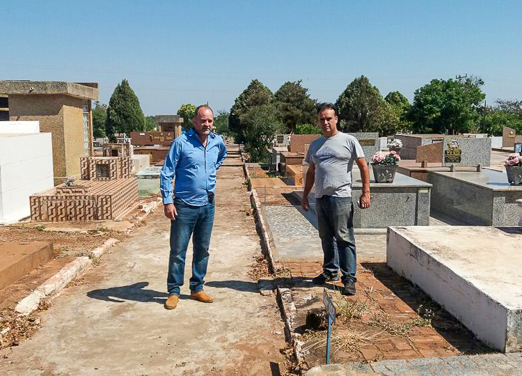 Prefeito fiscaliza serviços de limpeza no Cemitério Municipal