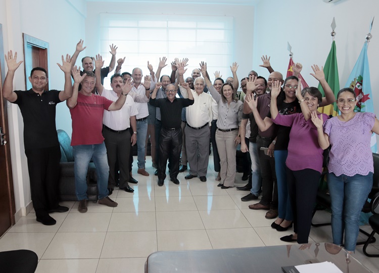 FÉ EM MOVIMENTO: Prefeito e vice recebem pastores evangélicos e juntos oram pelo avivamento de Assis